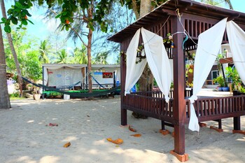 tharadol beach resort
