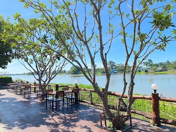 chaophaya thara riverside