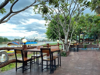 chaophaya thara riverside