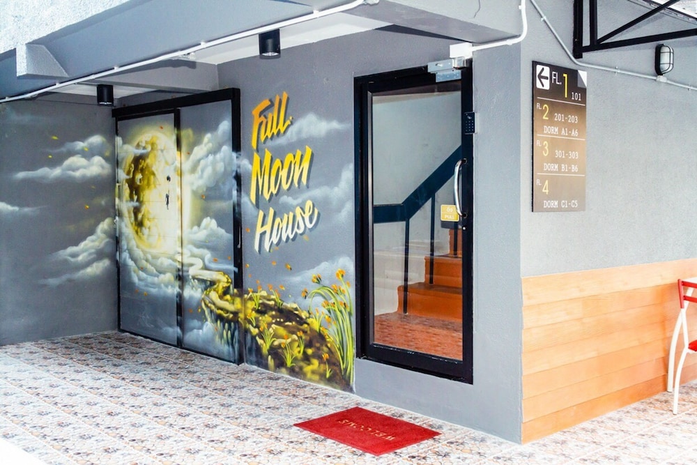 full moon house hostel