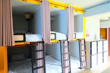 full moon house hostel