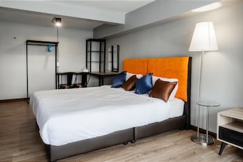 full moon house hostel