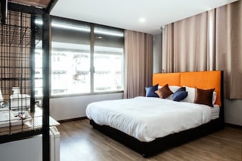 full moon house hostel