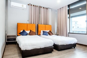 full moon house hostel