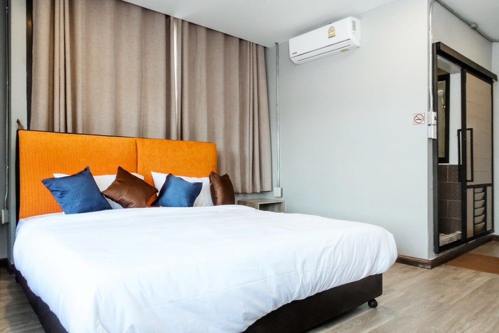 full moon house hostel