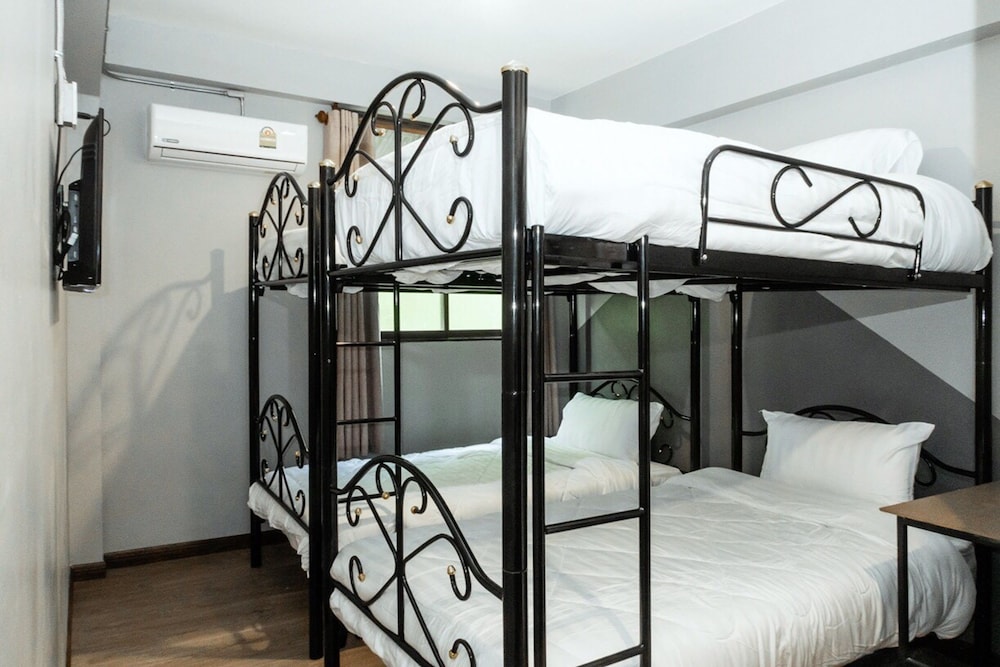 full moon house hostel