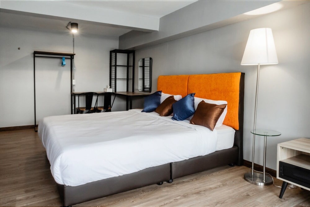 full moon house hostel