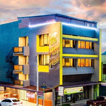 full moon house hostel