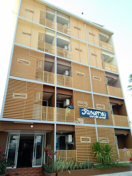 wattanakham serviced apartment