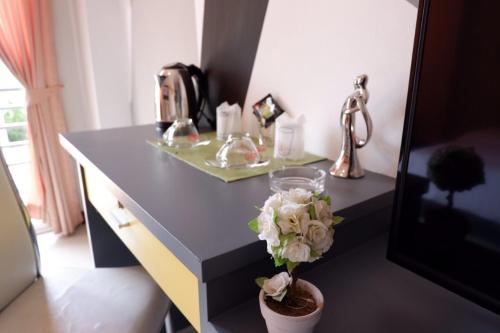 the icon service apartment