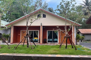 phen waree ampawa resort