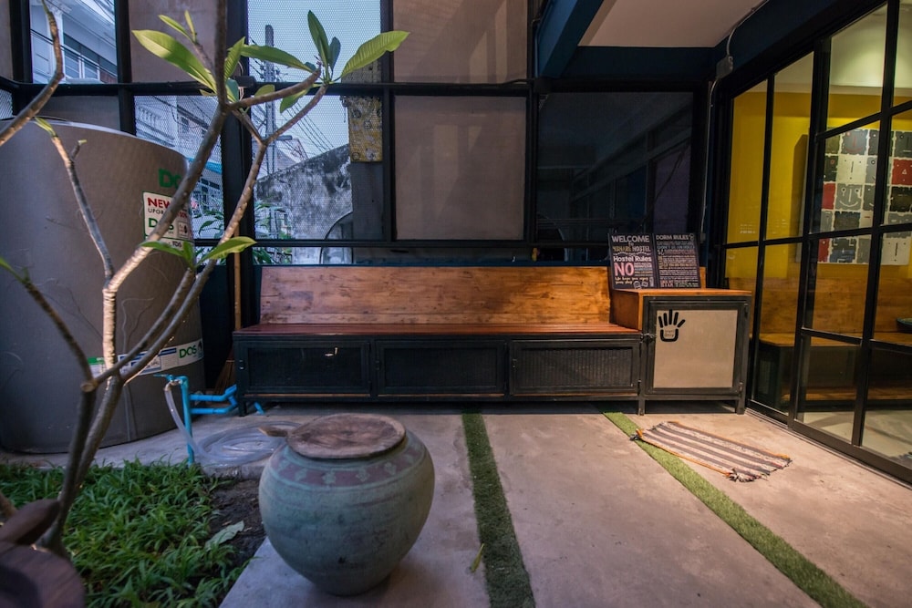 4share hostel adults only