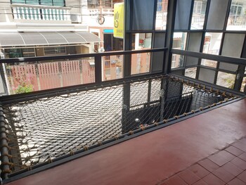 4share hostel adults only