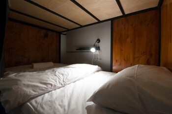 4share hostel adults only