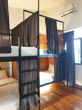 4share hostel adults only