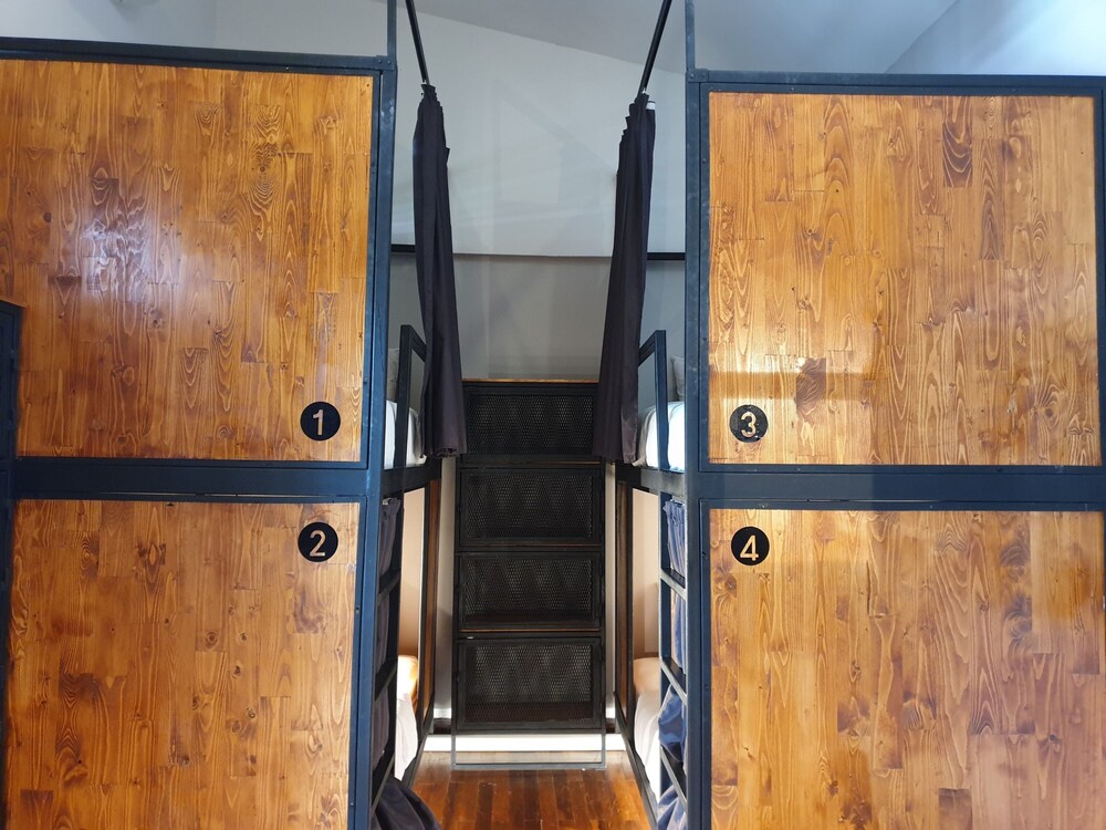 4share hostel adults only