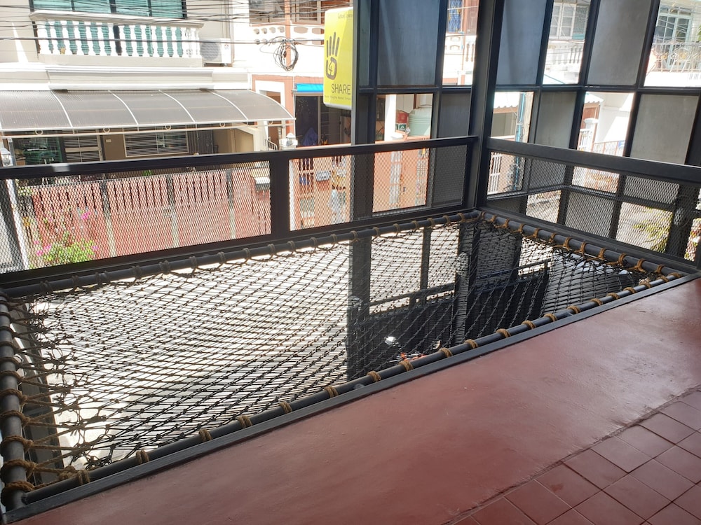 4share hostel adults only