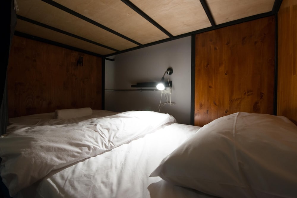 4share hostel adults only