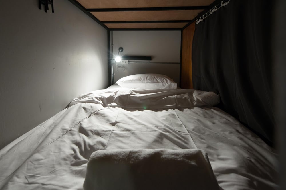 4share hostel adults only