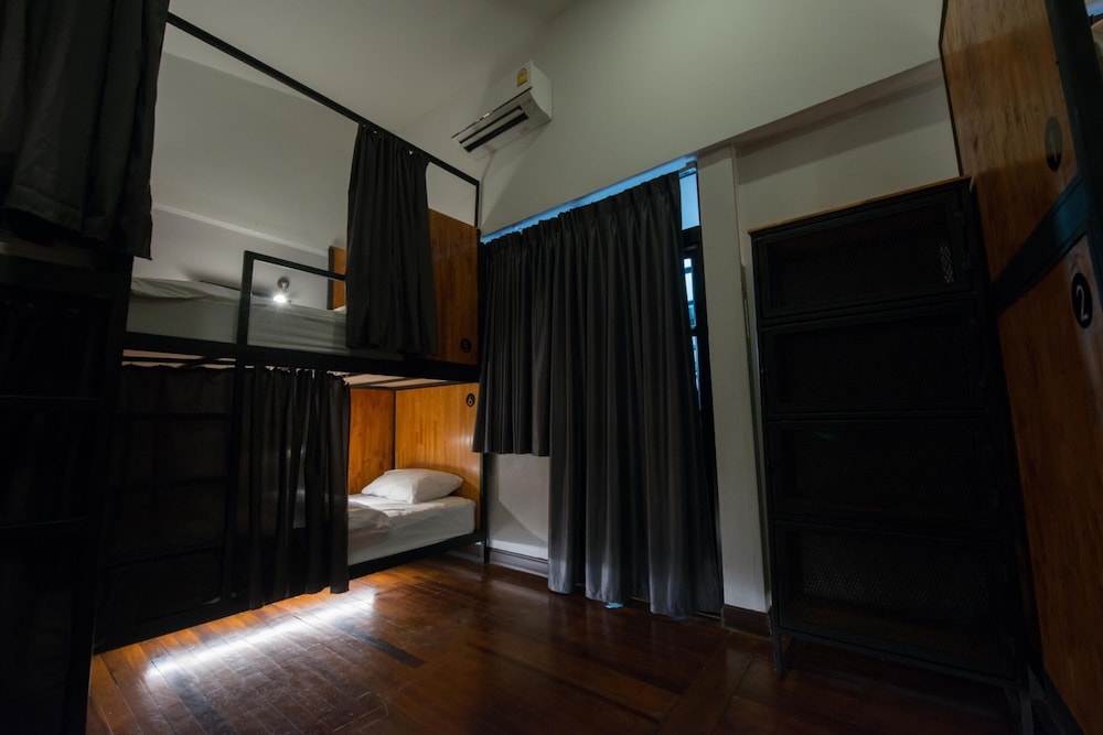 4share hostel adults only