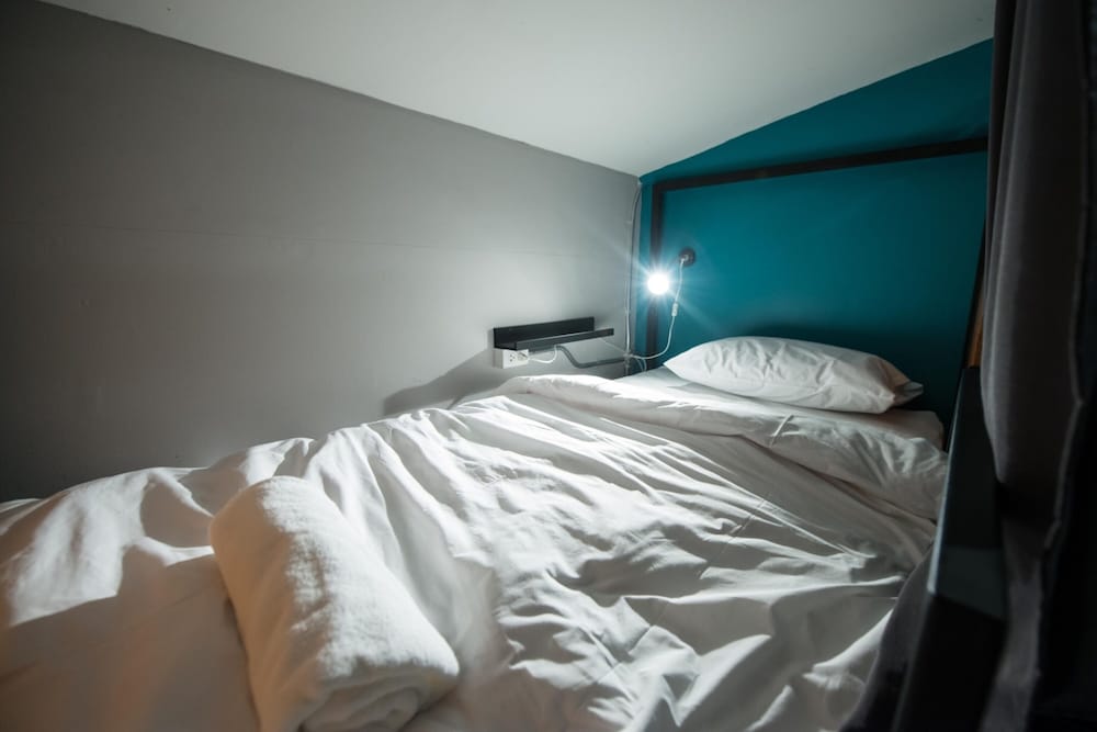 4share hostel adults only