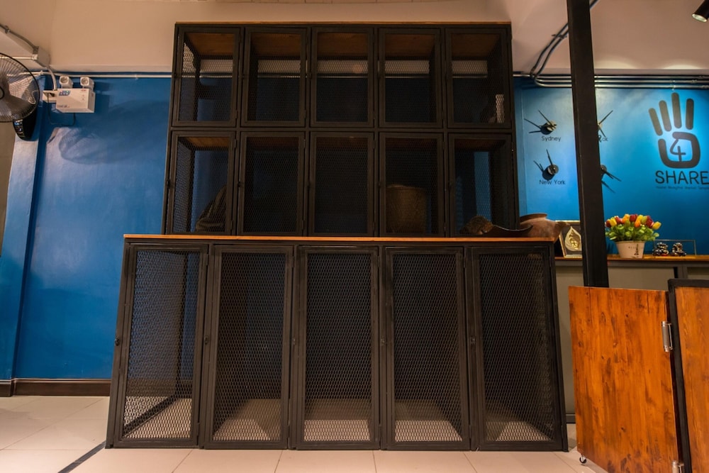 4share hostel adults only