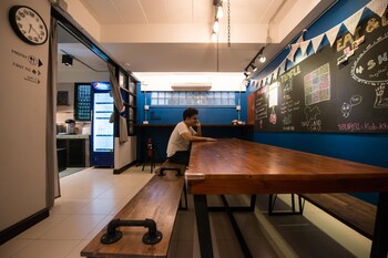 4share hostel adults only