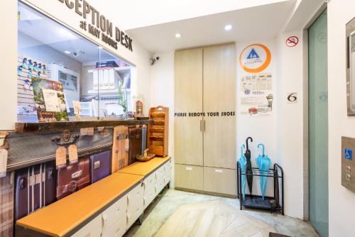 may rooms taipei main station hostel