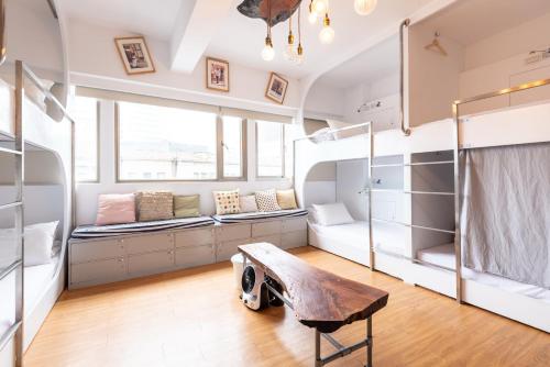 may rooms taipei main station hostel