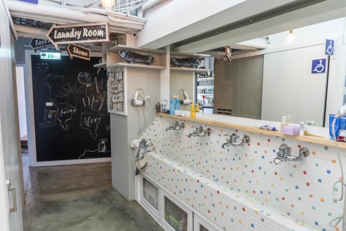 may rooms taipei main station hostel