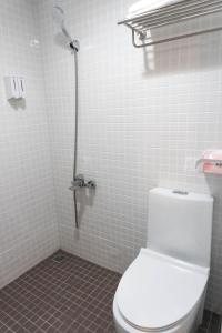 may rooms taipei main station hostel