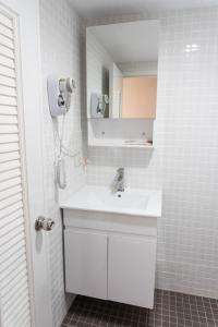 may rooms taipei main station hostel