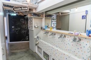 may rooms taipei main station hostel