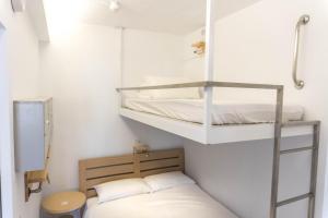 may rooms taipei main station hostel