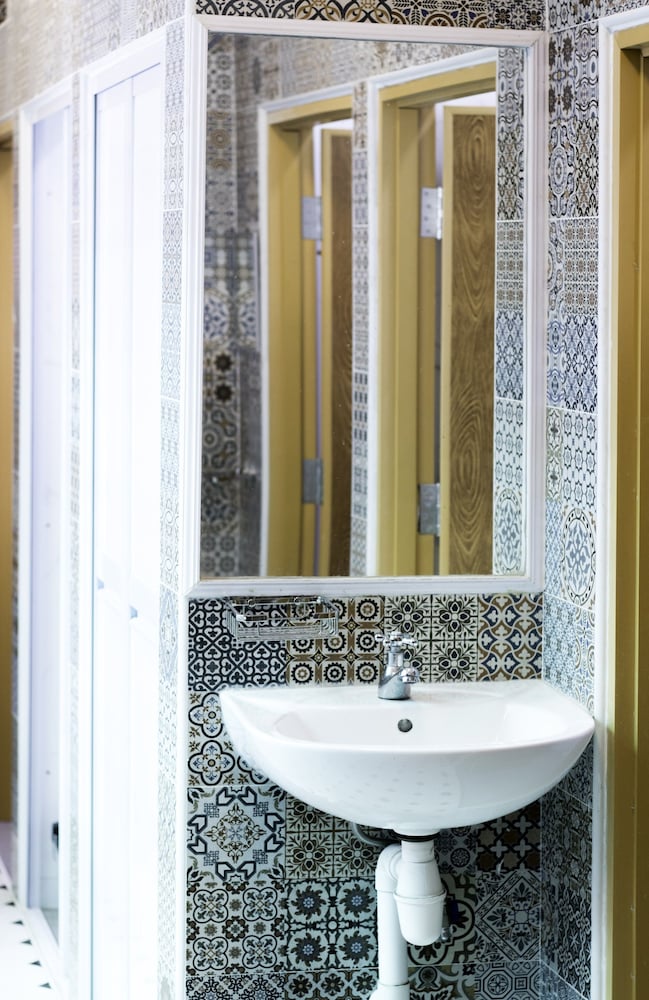 bond boutique capsule hotel at bugis hostel