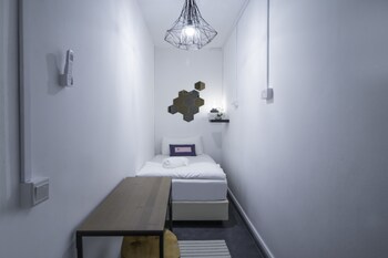 bond boutique capsule hotel at bugis hostel
