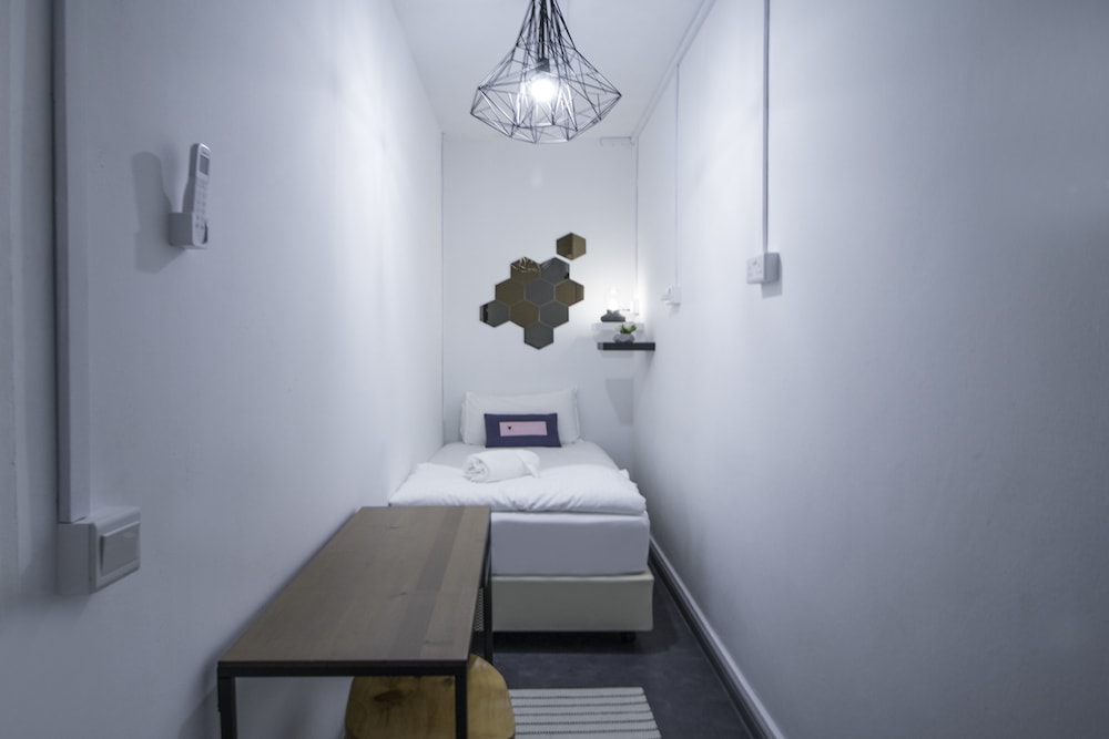 bond boutique capsule hotel at bugis hostel