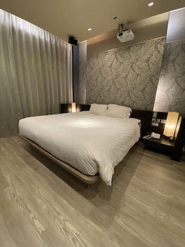 hotel oasis adults only