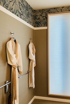 hotel oasis adults only