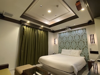 hotel oasis adults only