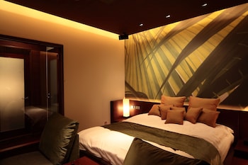 hotel oasis adults only