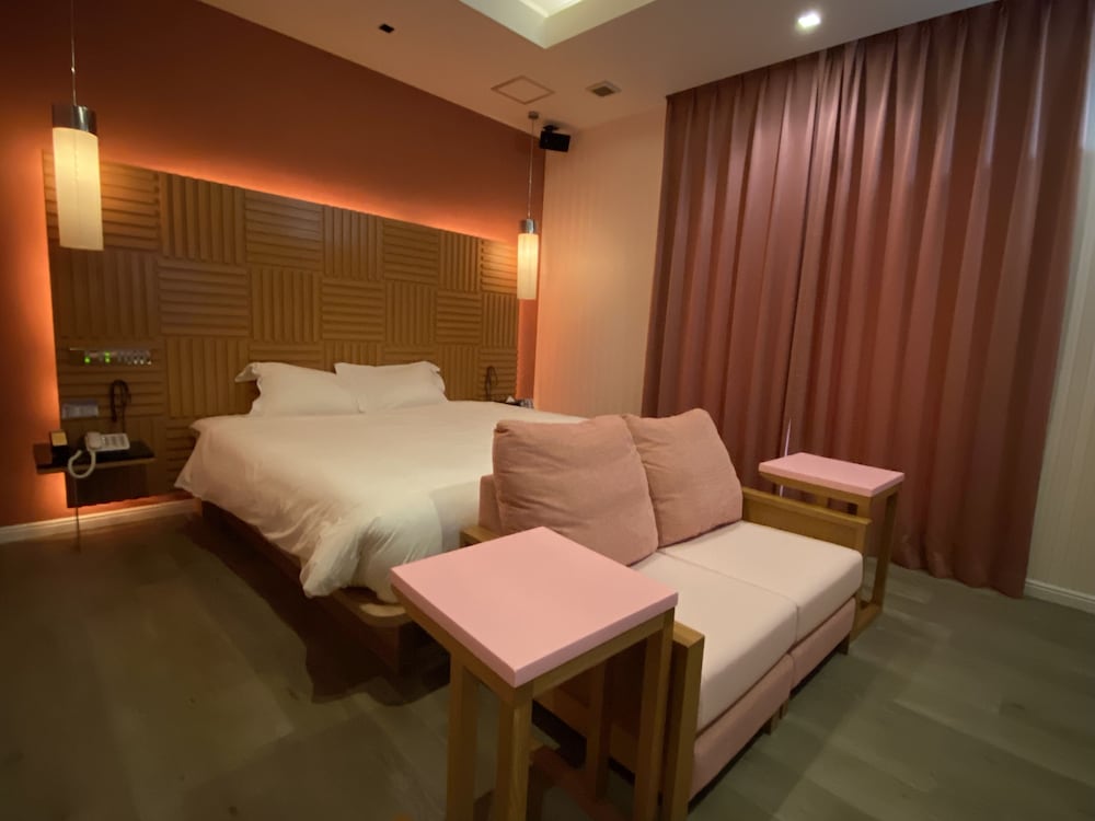 hotel oasis adults only