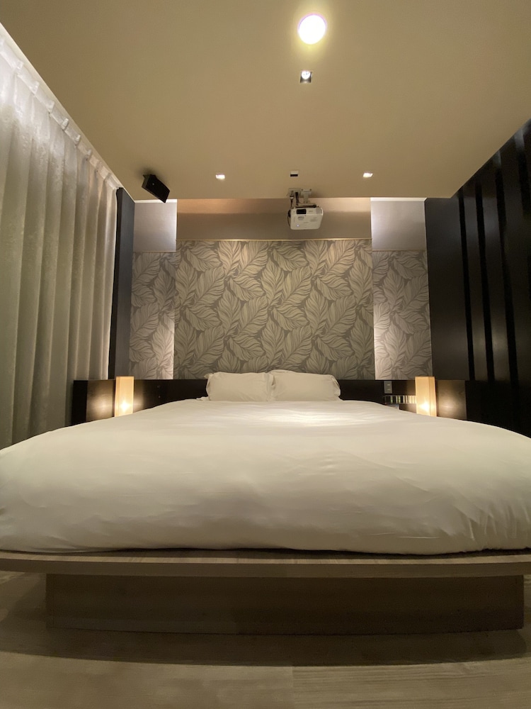 hotel oasis adults only