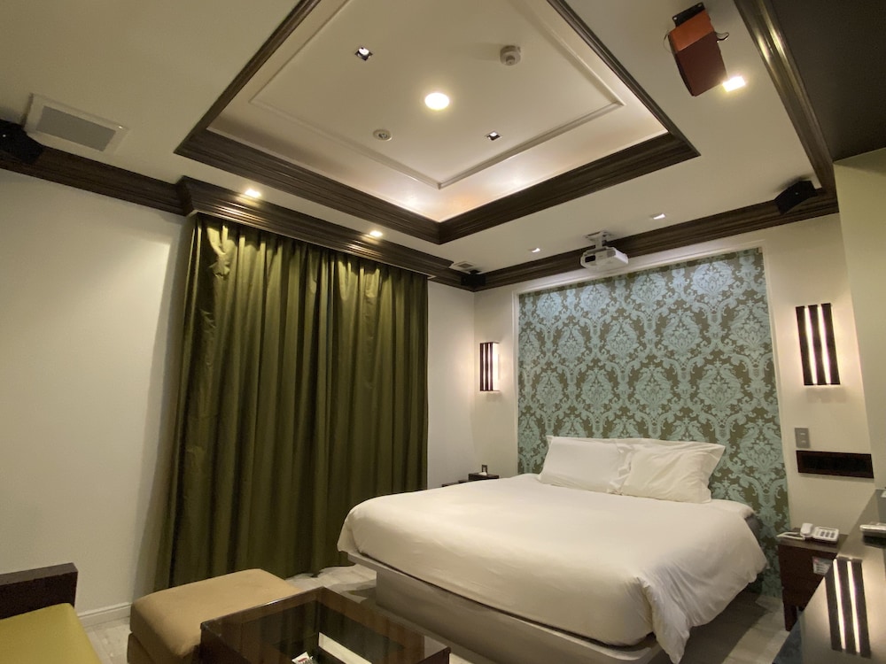 hotel oasis adults only