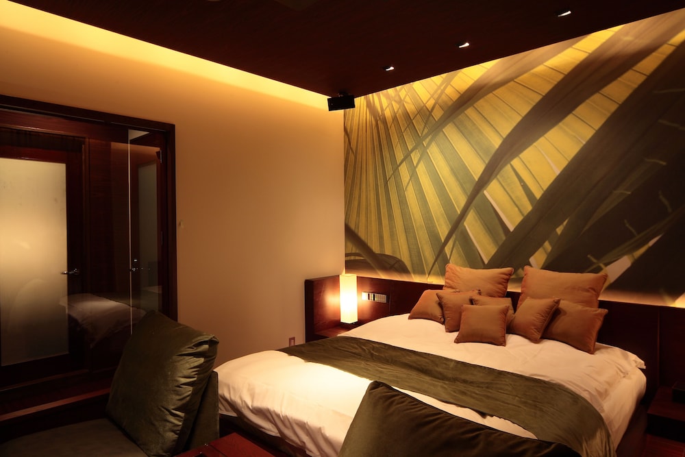 hotel oasis adults only