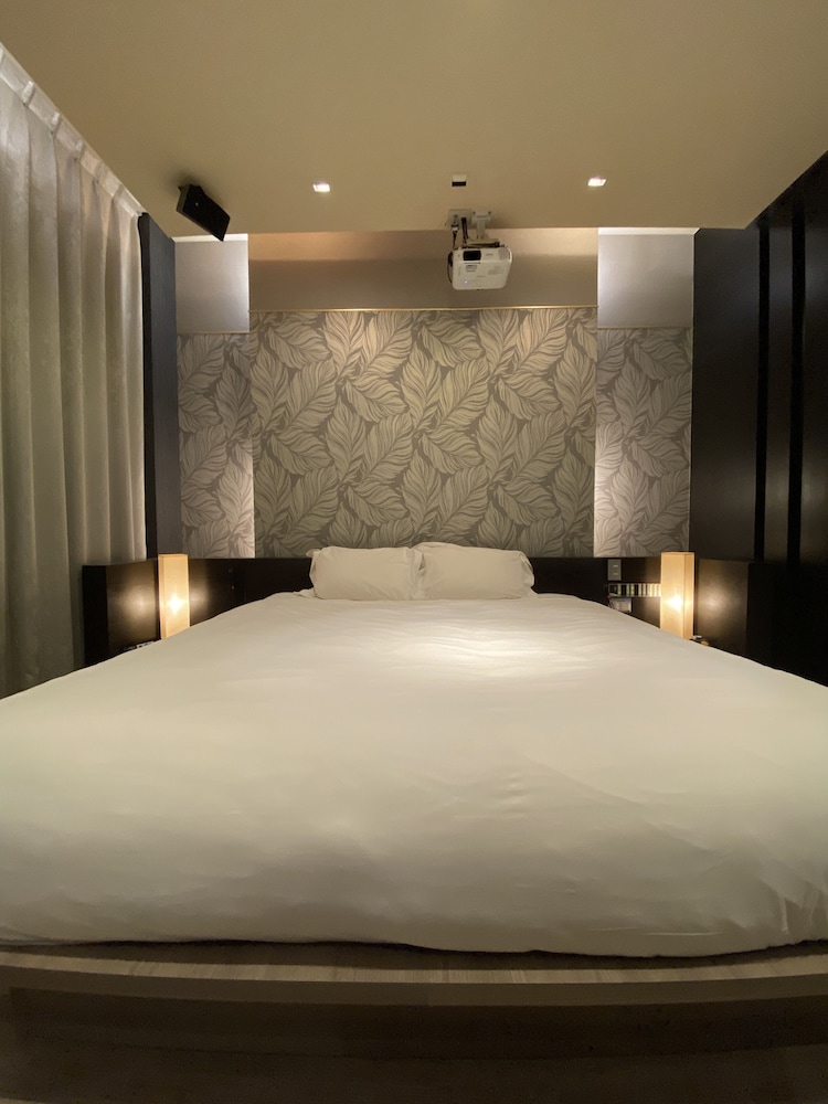 hotel oasis adults only