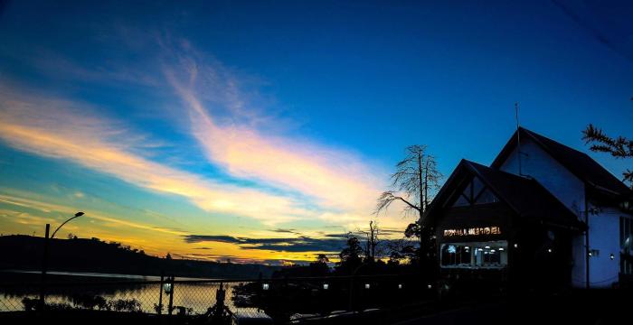 royal lake hotel