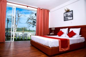 royal lake hotel