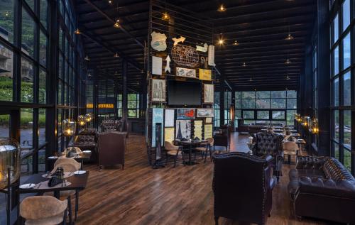 the golden ridge hotel