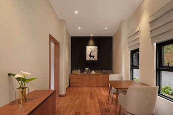 the golden ridge hotel